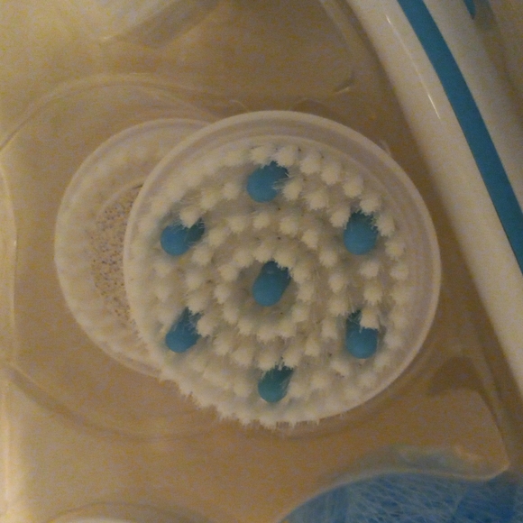 Spinning Spa Brush with 5 attachments - Picture 7 of 9